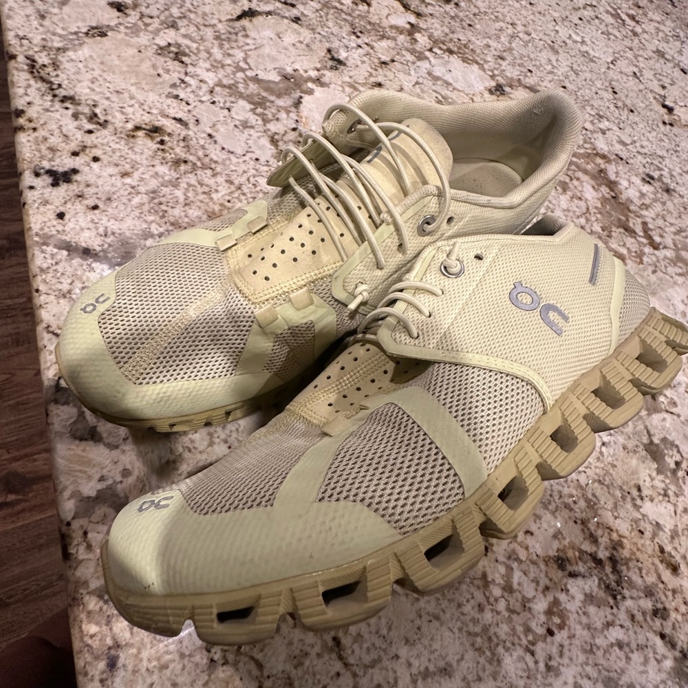 On Running Light Yellow Athletic Shoes Women’s 9.5, EU 41